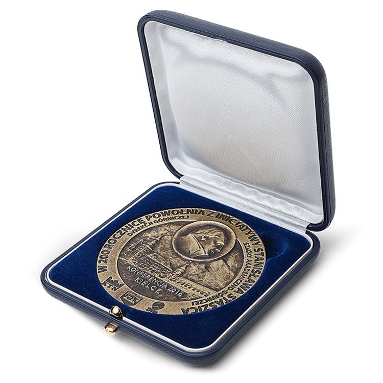 Niebieskie etui z medalem okolicznościowym na zamówienie odlanym przez MCC Medale