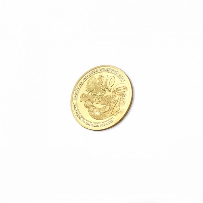 Moneta bita w kolorze złotym z motywem żołnierza oraz godła Polski