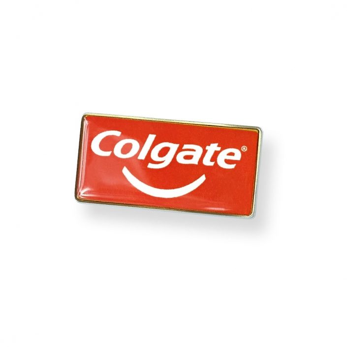 Przypinka firmowa z logiem Colgate na czerwonym tle
