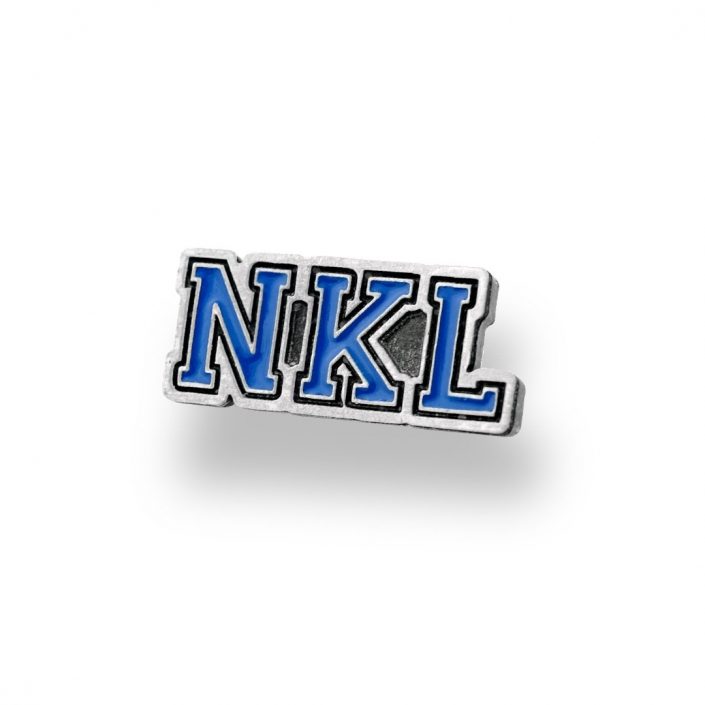 Klasyczna, niebieska przypinka firmowa NKL