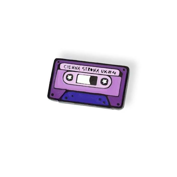 Fioletowa przypinka w kształcie kasety magnetofonowej
