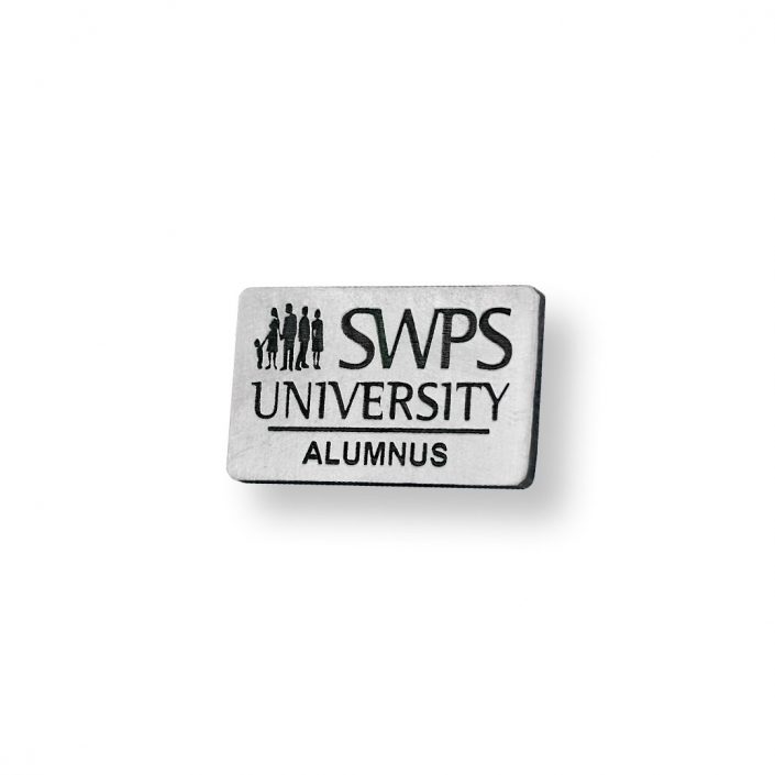 Srebrny pins wykonany na zamówienie Uniwersytetu SWPS przez MCC Medale