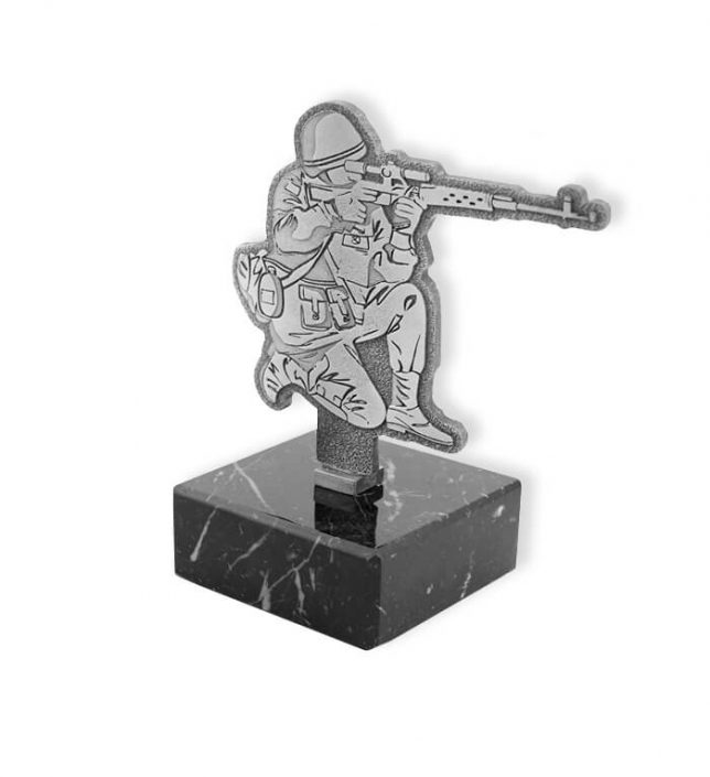 Odlewana statuetka wojskowa przestawiająca strzelca wyborowego
