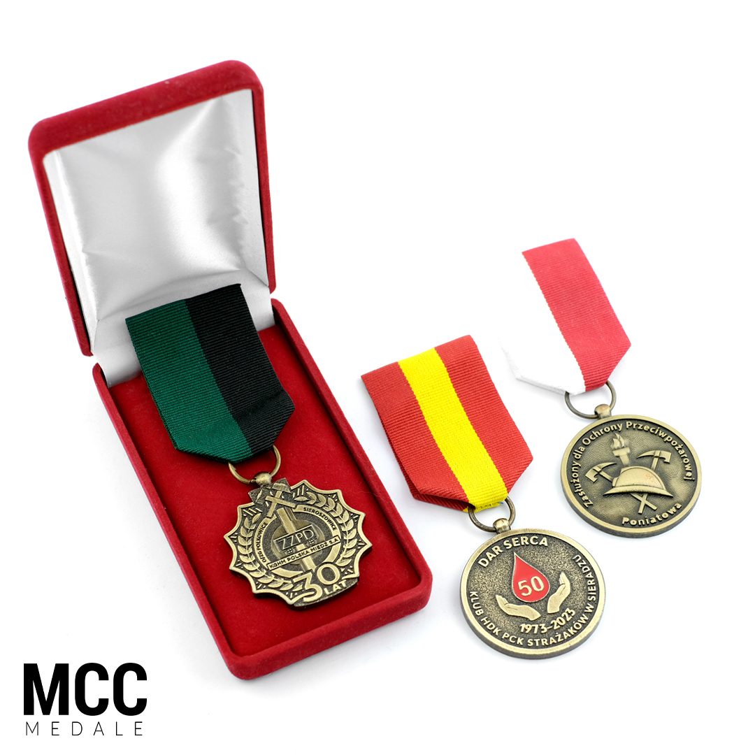 Jak przypiąć medale do munduru? Dowiedz się z bloga producenta okolicznościowych medali orderowych